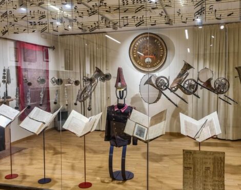 Traditional Corfiot Music, The Philharmonic Tradition and Its Roots